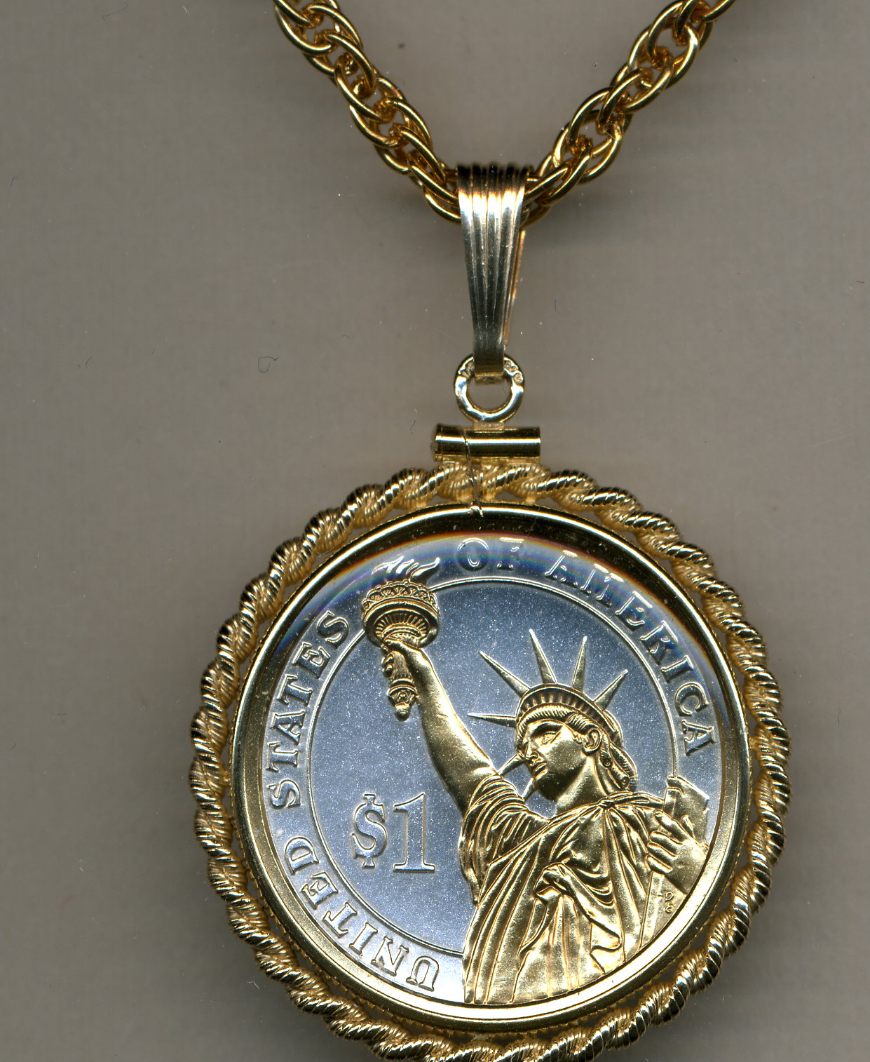 DETAILED STATUE OF LIBERTY PENDANT NECKLACE IN YELLOW GOLD - Gold